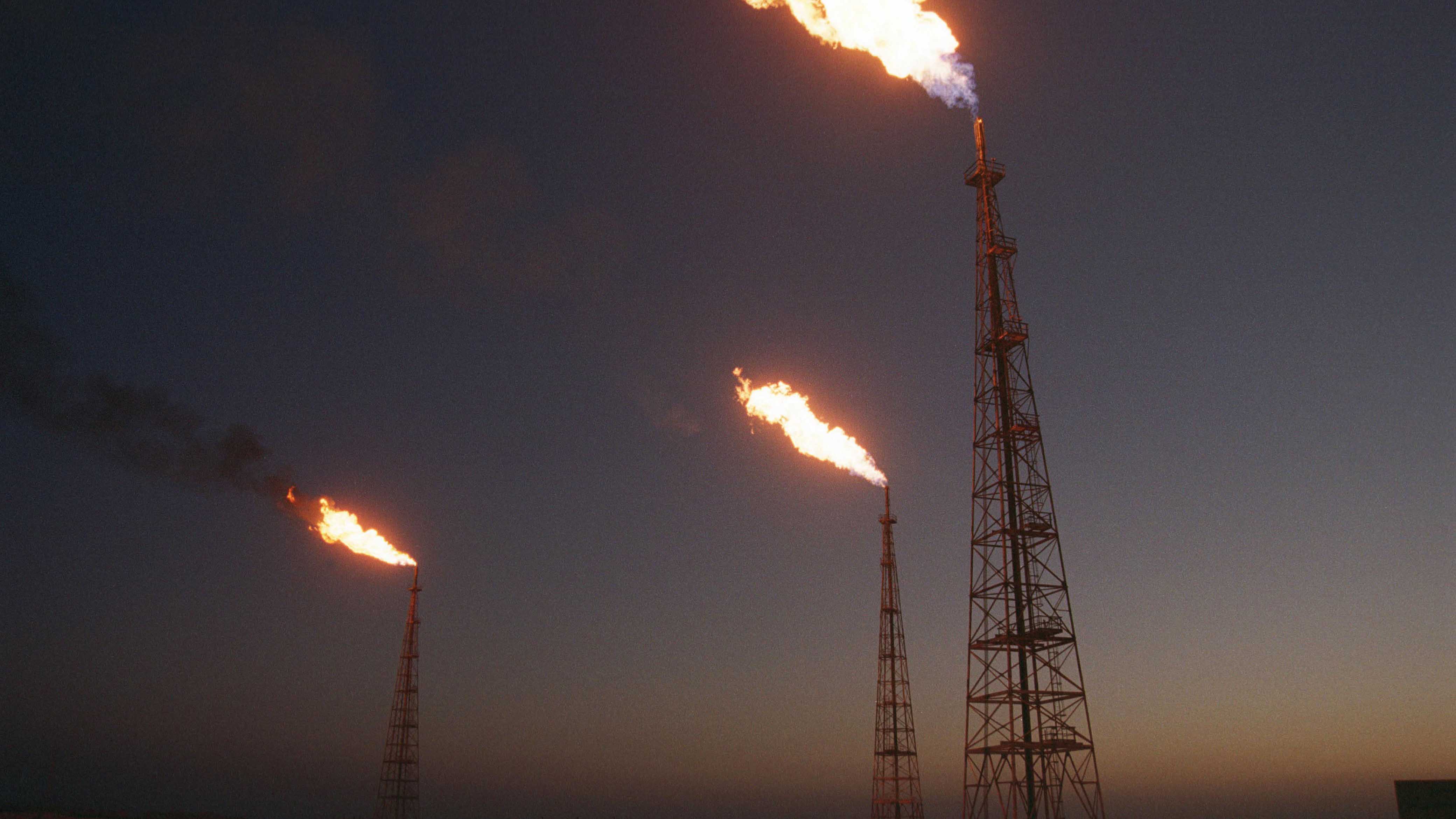 Trump's Iran Dilemma: Navigating Conflict & Gas Price Spikes